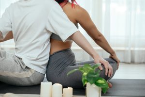 Postura de yoga en pareja.